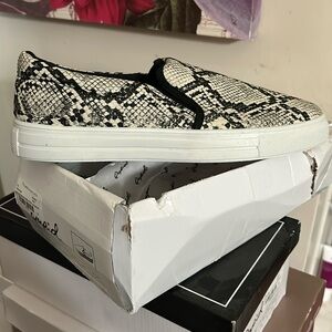 NWT python sneaker box broken and missing lid